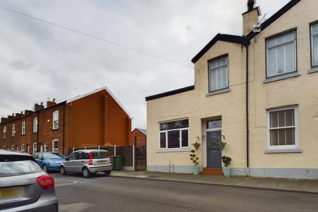 Thumbnail Property for sale in Stockport Road, Gee Cross, Hyde