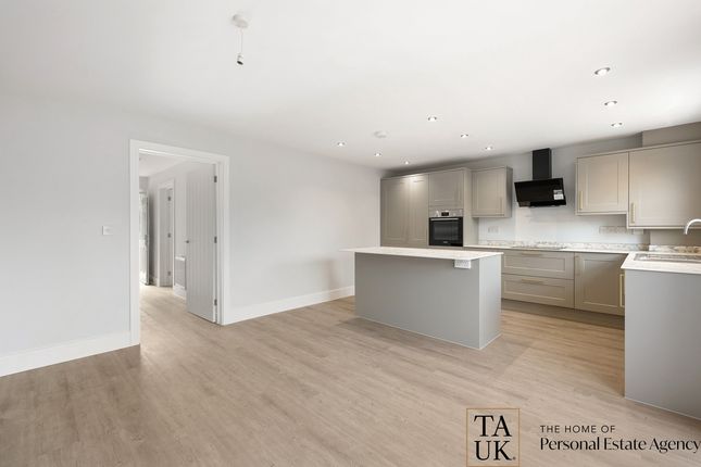 10, Connaught Gardens East, Clacton-on-sea photo 4