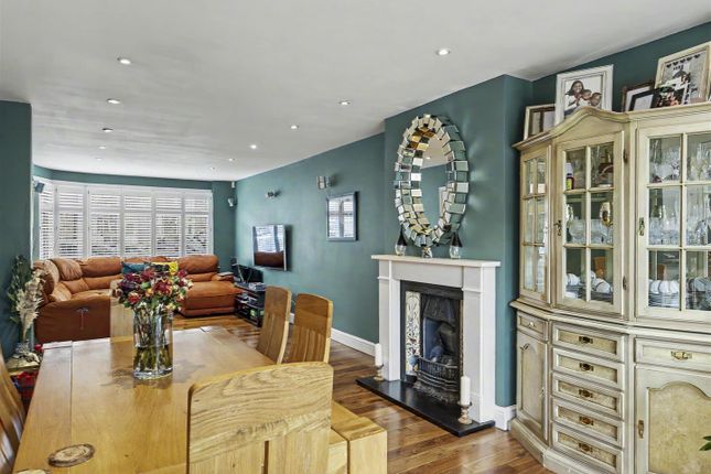 27, Hawkwood Crescent, Chingford photo 4