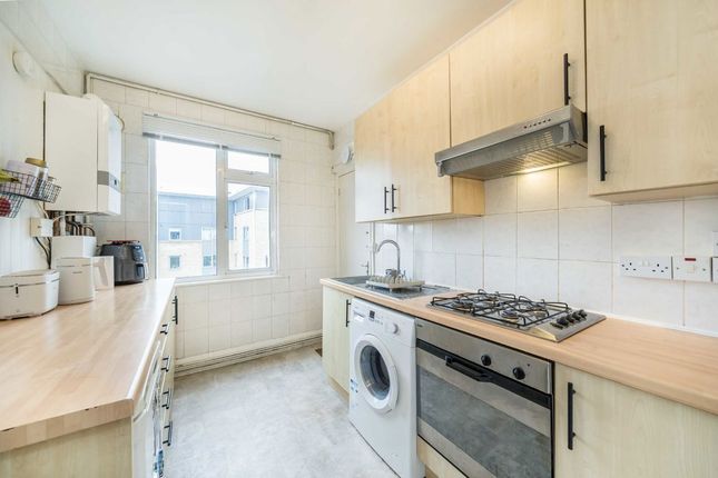 Flat 15, Moira Court, Balham High Road, London photo 3