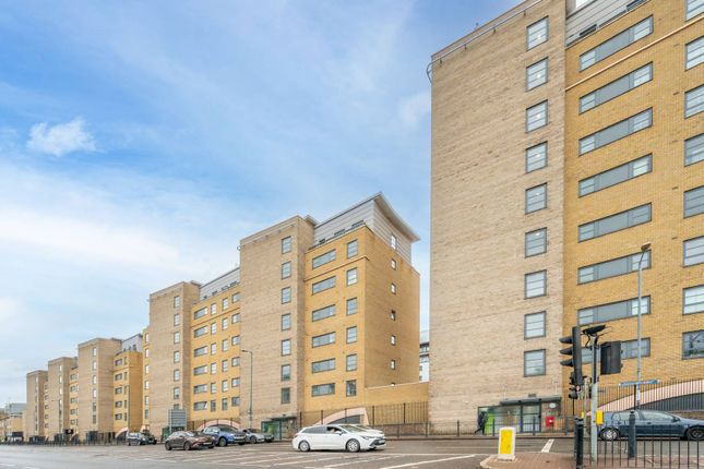 Flat to rent in Commercial Road, Limehouse, London