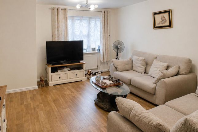 72, Wood Lane, Ashford photo 3