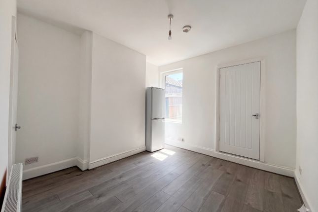 16 St. Pauls Road, Luton, Bedfordshire photo 3