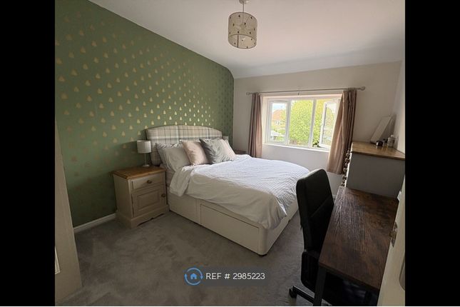 Stuart Close, Emmer Green, Reading photo 5