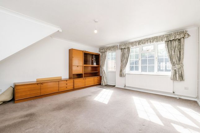 25, Jacklin Green, Woodford Green photo 4