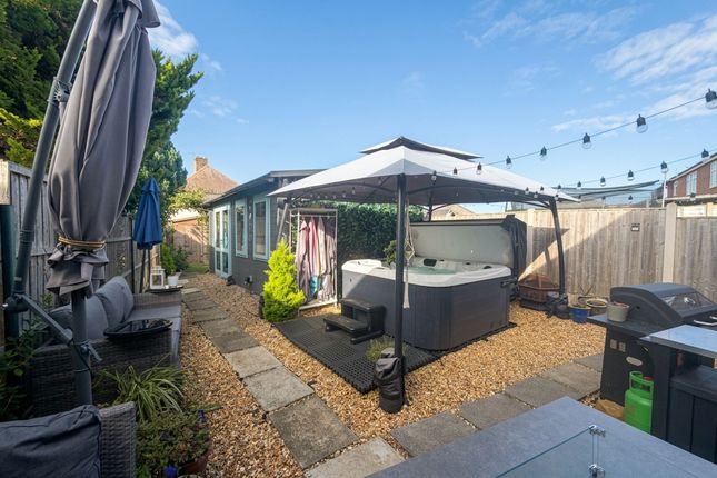 15 Manor Drive, Grantham photo 4
