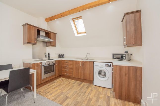 8, Heathlea Gardens, Wigan photo 3