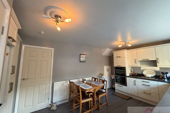 26 Fair View Road, Leek photo 4