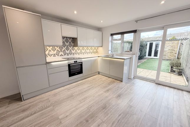 13 Windsor Road, Wraysbury photo 2