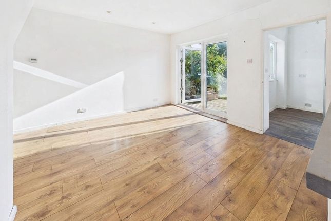 5, Foxon Lane Gardens, Caterham photo 3