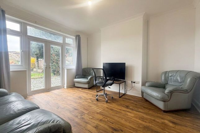 20 St. Stephens Road, West Drayton photo 4