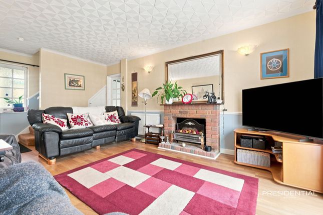 34 Blackmore Road, Buckhurst Hill photo 2