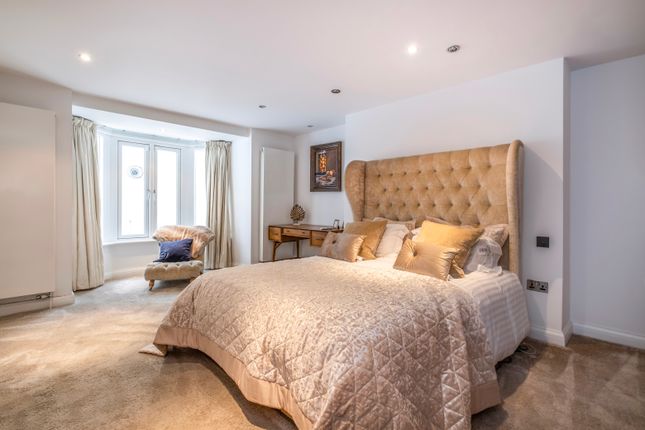 Flat for sale in Gloucester Mews, London