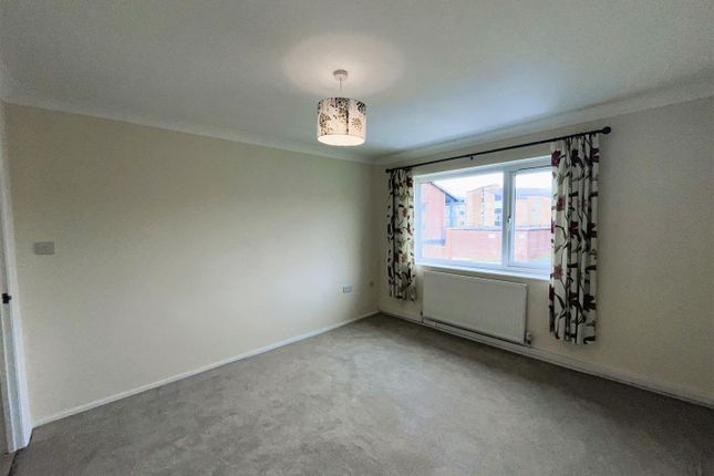 Flat to rent in Gorse Hall Road, Dukinfield