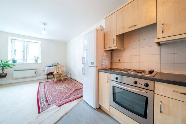 MTVH SO - Flat 22 Century House, 102, Westminster Bridge Road, London photo 2