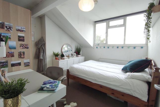 Bright, Tidy Double Bedroom With A Comfortable Woo...
