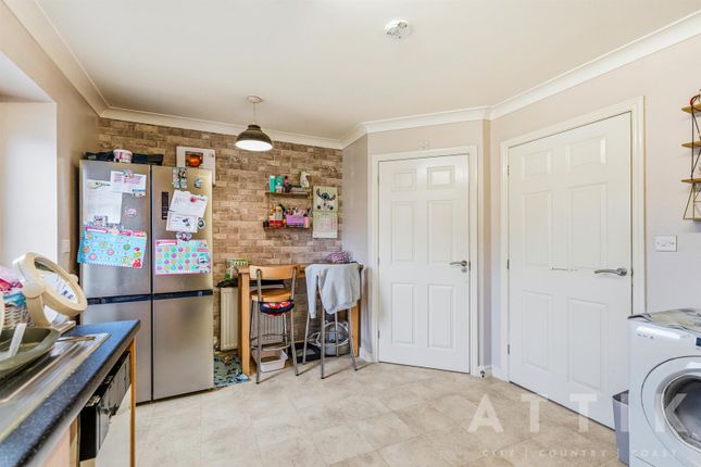 7, Pine Tree Close, Halesworth photo 4