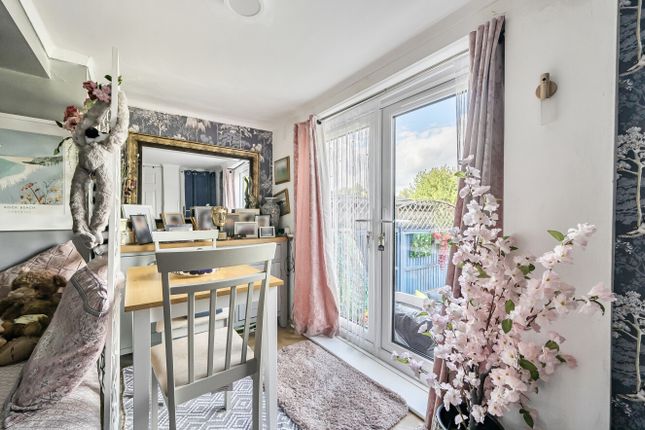 Basement Flat, 110, Galsworthy Drive, Reading photo 4