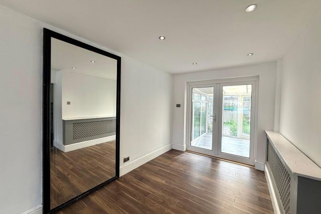 32, Thornlea, Ashford photo 4