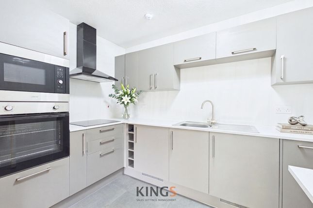 Flat, 27 Ashley Court, Hatfield photo 4