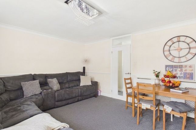 18 St. Margarets Avenue, Stanford-Le-Hope photo 3