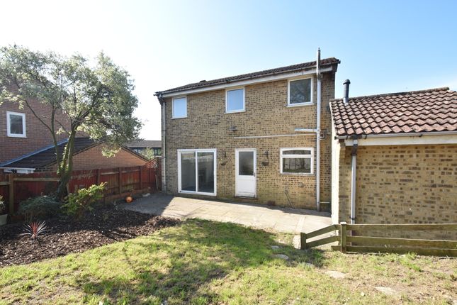 Detached house to rent in Juniper Road, Horndean, Hampshire