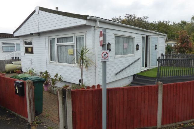 2-bed caravan on 1 Bramley Avenue, Grange Farm Estate, Upper Halliford Road, Shepperton, £199,999