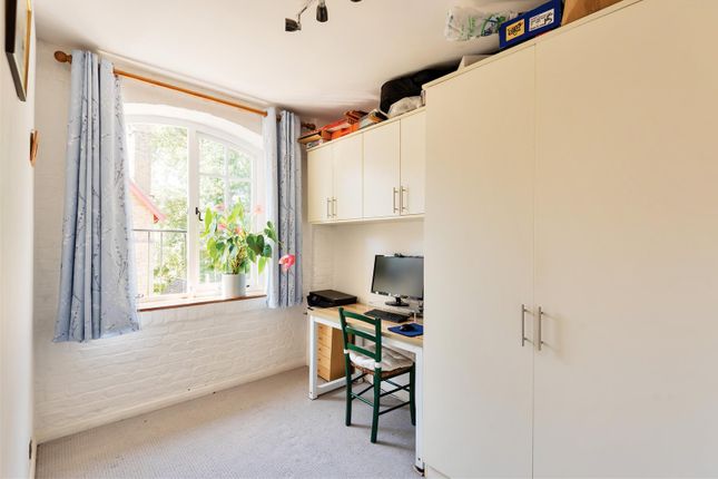 Flat for sale in Grove Mill Lane, Watford