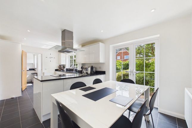 15, Searles View, Horsham photo 4