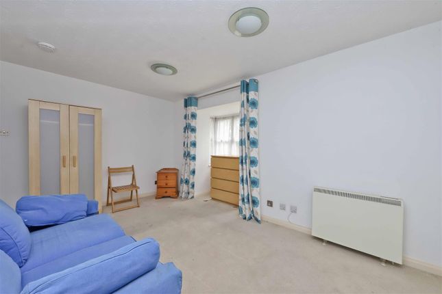 42, Heatherwood Drive, Hayes photo 2