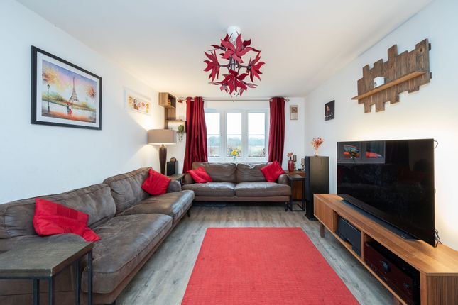 15 Eames Crescent, Horley photo 3