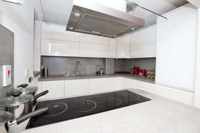 Flat for sale in Discovery Walk, London