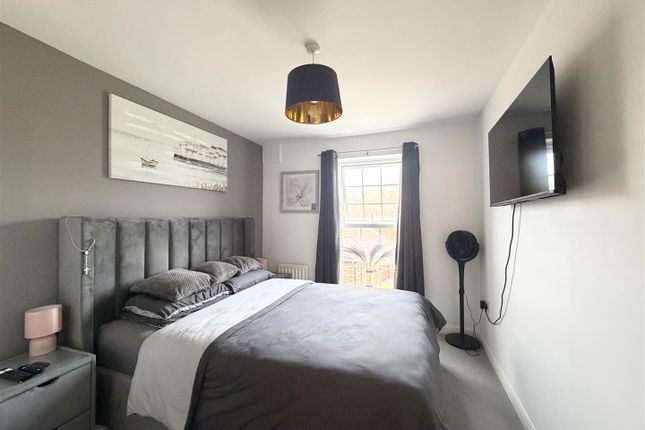 54, The Warren, Gloucester photo 4