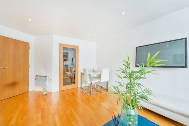 Flat to rent in Brentford Lock, Brentford