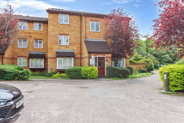 Thumbnail Flat for sale in Greenway Close, London