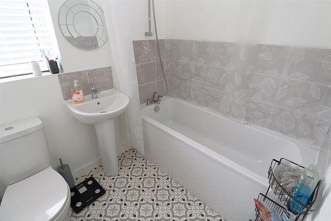 18, Brick Kiln Lane, Rainham photo 4