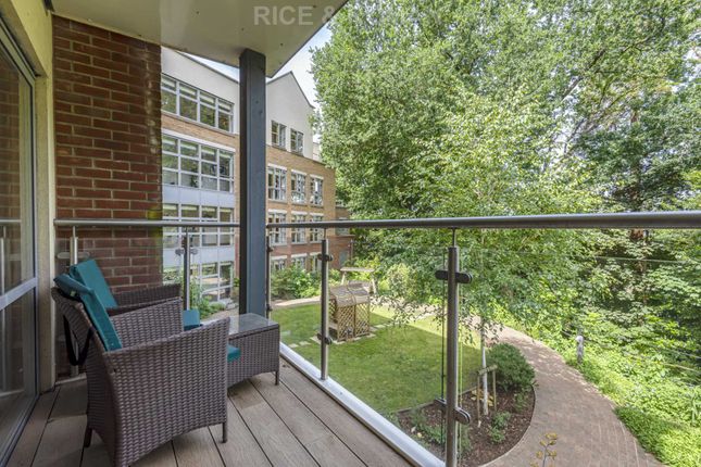 Thumbnail Flat for sale in Austin Place, Weybridge