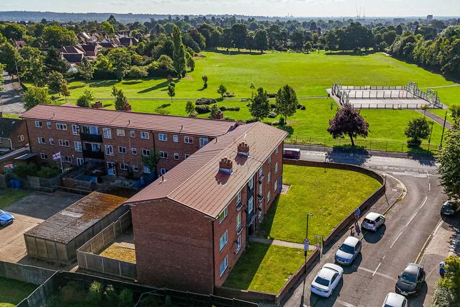 Thumbnail Flat for sale in Lincoln Road, Maidenhead