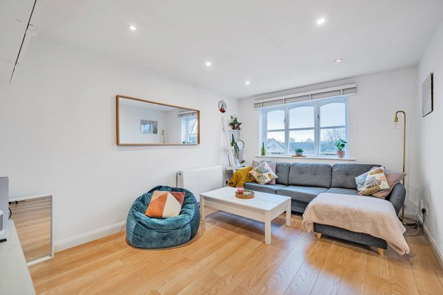 Thumbnail Flat for sale in Philips Close, Carshalton
