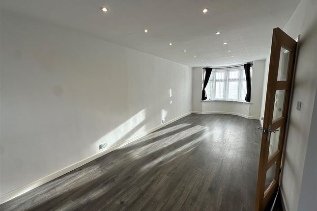 93, Saxon Avenue, Feltham photo 3