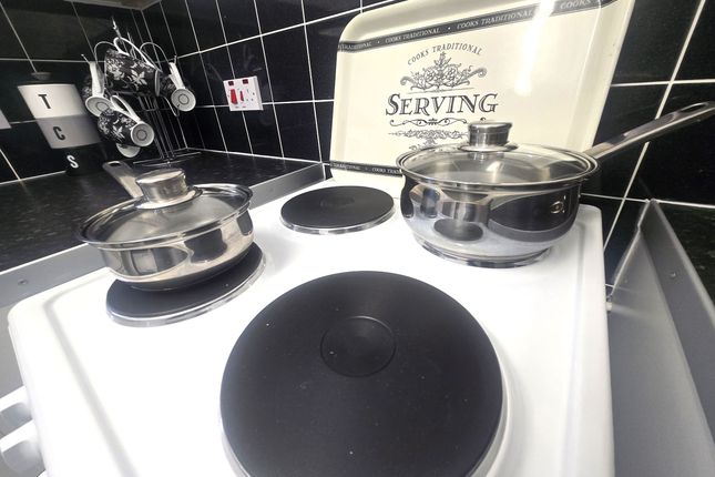 13 Heddington Gardens, Arnold, Nottingham photo 3