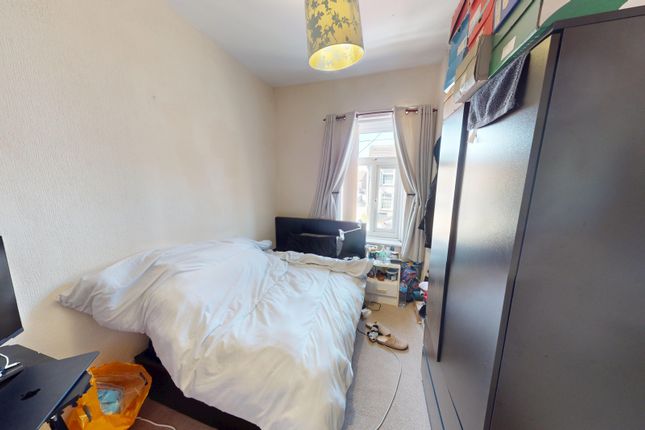 226, Cutler Heights Lane, Bradford photo 3