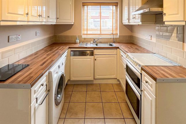 12, Hartshill Close, Uxbridge photo 4
