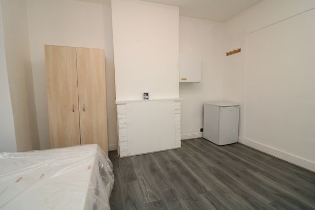 Room 1, 31, Fernlea Road, Mitcham photo 3