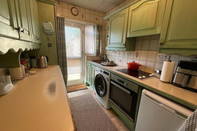46 Dagenham Road, Romford photo 3