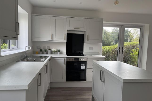 Kitchen 2.Jpg