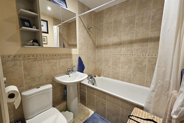 Flat 2 Harriet Court, 12, Beechnut Road, Aldershot photo 5