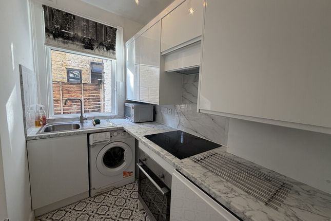 Replingham Road Southfields, London photo 3