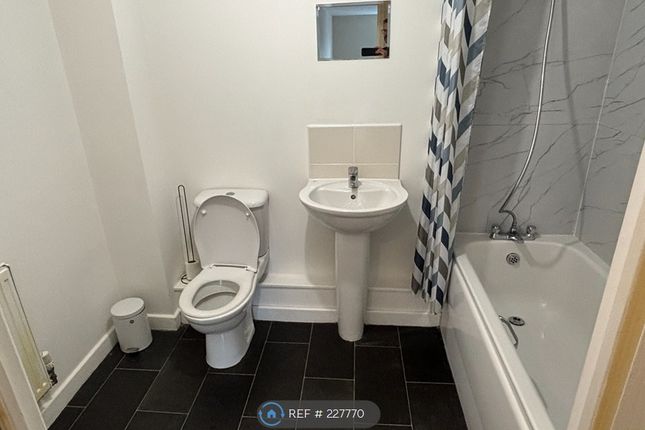 Flat, Pavilion Close, Leicester photo 4