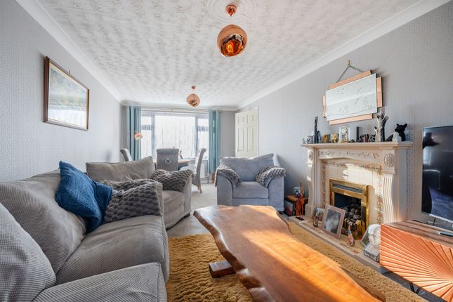15 Byron Way, Great Yarmouth photo 3